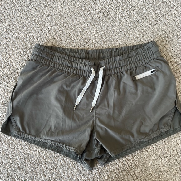 Vuori Women's Active Clementine Shorts 2.5" Inseam in Olive Green Size M - Picture 7 of 7